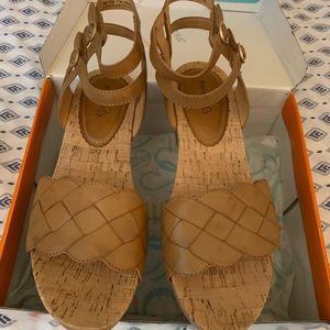 Womens Baretraps sandals with strap